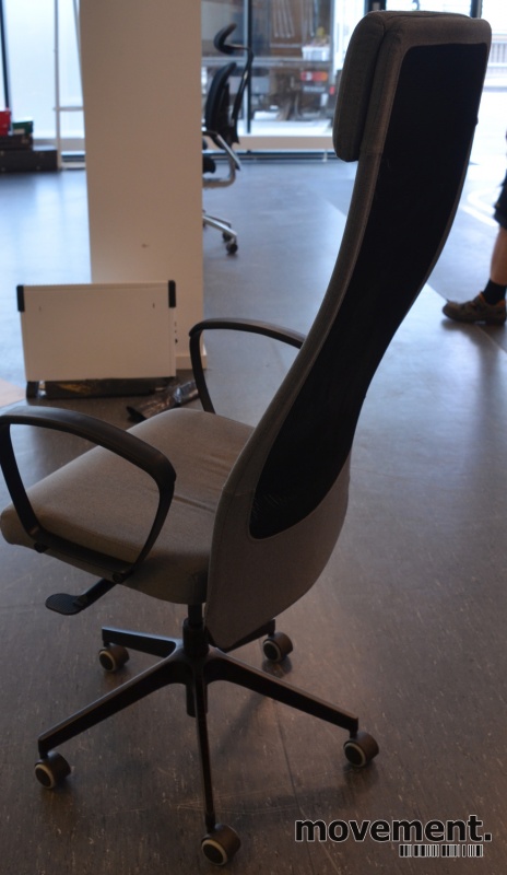 Kontorstol: Ikea modell Markus i gråttstoff, høy, nakkepute Kontorstol: Ikea modell Markus i gråttstoff, høy, nakkepute
