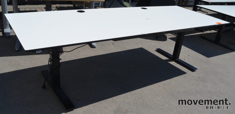 Solgt!Svenheim skrivebord med elektrisk - 1 / 3
