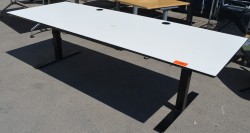 Svenheim skrivebord med elektrisk hevsenk i hvitt / sort, 240x90cm, pent brukt