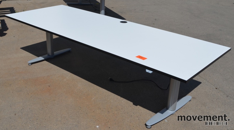 Solgt!Kinnarps T-serie skrivebord med - 1 / 2