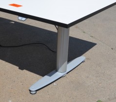 Kinnarps T-serie skrivebord med elektrisk hevsenk i hvitt med sort kant, 240x90cm, pent brukt