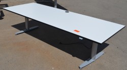 Kinnarps T-serie skrivebord med elektrisk hevsenk i hvitt med sort kant, 240x90cm, pent brukt