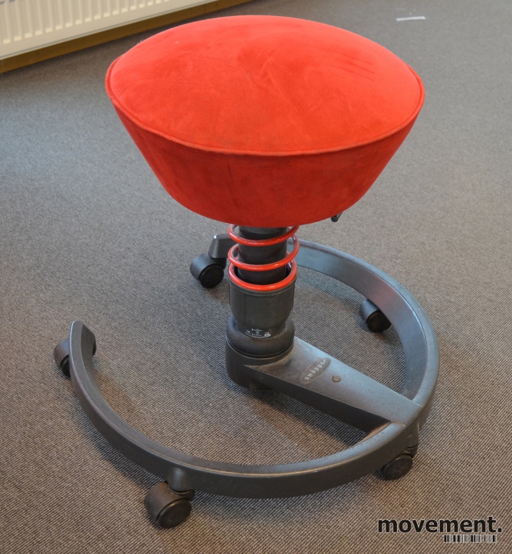 Swopper ergonomisk stol i rødtmikrofiberstoff på hjul, pent Swopper ergonomisk stol i rødtmikrofiberstoff på hjul, pent