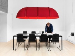Stor taklampe fra Atelje Lyktan i rød filt med 8 LED-lamper, 300x180cm, høyde 60cm, pent brukt