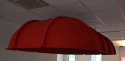 Stor taklampe fra Atelje Lyktan i rød filt med 8 LED-lamper, 300x180cm, høyde 60cm, pent brukt