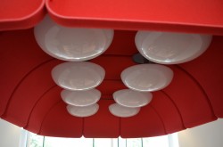 Stor taklampe fra Atelje Lyktan i rød filt med 8 LED-lamper, 300x180cm, høyde 60cm, pent brukt