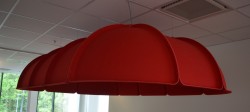 Stor taklampe fra Atelje Lyktan i rød filt med 8 LED-lamper, 300x180cm, høyde 60cm, pent brukt
