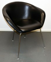 Loungestol fra Arper, modell Duna 02, sort skinn, 4 ben i krom, design: Lievore Altherr Molina, pent brukt