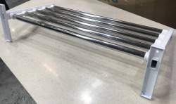 Garderobeløsning / hattehylle / skohylle for veggmontering i hvitt / krom, vegghengt modell, 80cm bredde, pent brukt