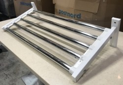 Garderobeløsning / hattehylle / skohylle for veggmontering i hvitt / krom, vegghengt modell, 80cm bredde, pent brukt