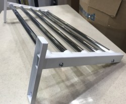 Garderobeløsning / hattehylle / skohylle for veggmontering i hvitt / krom, vegghengt modell, 80cm bredde, pent brukt