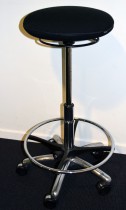 Arbeidsstol/behandlerstol fra Savo, modell JOI, ekstra høy sittehøyde (61-86cm), sort stoff, pent brukt
