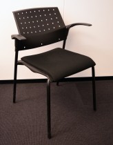 Enkel, stablebar konferansestol i sort plast / sete i sort stoff, pent brukt