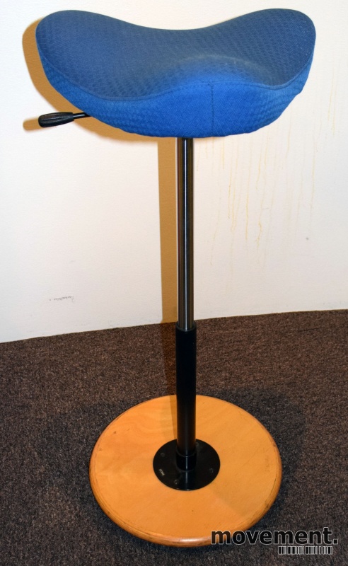 Stokke Move ergonomisk stol i blåttstoff, base i bøk, pent brukt Stokke Move ergonomisk stol i blåttstoff, base i bøk, pent brukt