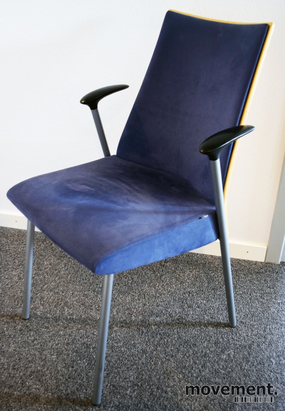 Konferansestol fra ForaForm, modell VivaII i bjerkmørkeblå IKEA Patrik konferansestol i koksgråtttullstoff, pent brukt