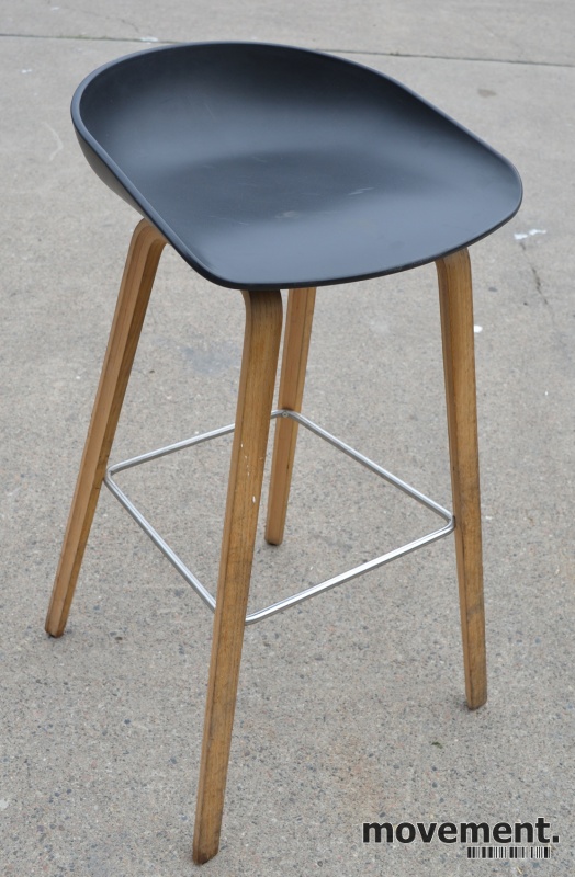 Barkrakk barstol Hay About a stool isort med ben i eik 12 stk Barkrakk barstol fra HAY, About a stool, sete i