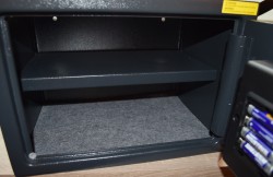 Liten safe fra Chubb med kodelås og nøkkel, modell Air 15E Safe, 35cm bredde, pent brukt