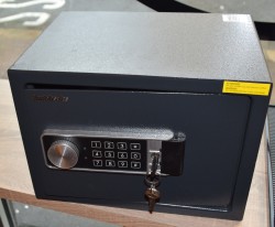 Liten safe fra Chubb med kodelås og nøkkel, modell Air 15E Safe, 35cm bredde, pent brukt