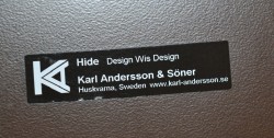 Rundt møtebord i hvitt / grått fra Karl Andersson & Söner, modell Hide med kabelboks, design: WIS Design, Ø=100cm, pent brukt