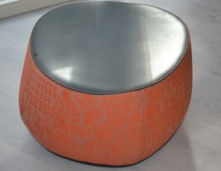 Loungemøbel, liten puff i oransjemønstret stoff med topp i sort skinn, Moroso Fjord, Design: Patricia Urquiola, pent brukt