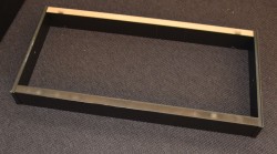 Garderobeskap fra Montana i sort, 2 skapdører, 3 skuffer og sokkel, 138cm høyde + sokkel, pent brukt