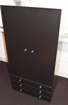 Garderobeskap fra Montana i sort, 2 skapdører, 3 skuffer og sokkel, 138cm høyde + sokkel, pent brukt