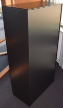 Garderobeskap fra Montana i sort, 2 skapdører, 3 skuffer og sokkel, 138cm høyde + sokkel, pent brukt