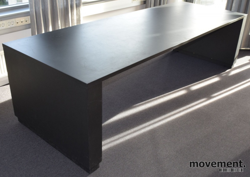 GOS3 Møtebord arbeidsbord fra Gubi isort linoleum GOS3 Møtebord arbeidsbord fra Gubi isort linoleum