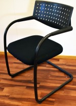Konferansestol/besøksstol: Vitra Visavis by A. Citterio, i sort stofftrekk, sort ramme, pent brukt