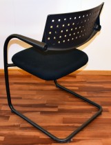 Konferansestol/besøksstol: Vitra Visavis by A. Citterio, i sort stofftrekk, sort ramme, pent brukt