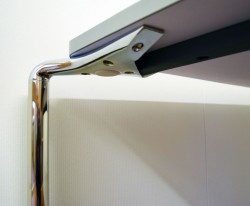 Lekkert kantinebord / arbeidsbord fra ForaForm, modell CLIP, 120x80cm, hvit plate, krom ben, pent brukt