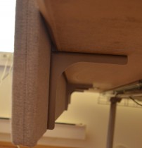 Bordskillevegg fra Edsbyn i lyst grått stoff, 120x65cm, pent brukt