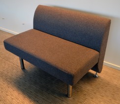 Sittebenk / sofa for kantine e.l i mørk grå ullfilt fra ForaForm, 2-seter, bredde 110cm, pent brukt
