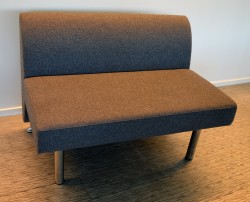 Sittebenk / sofa for kantine e.l i mørk grå ullfilt fra ForaForm, 2-seter, bredde 110cm, pent brukt