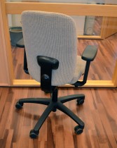 Savo kontorstol i lys gråbeige, mod EOS2HL med armlener, pent brukt
