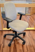 Savo kontorstol i lys gråbeige, mod EOS2HL med armlener, pent brukt