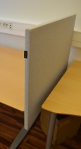Bordskillevegg fra Edsbyn i lyst grått stoff, 90x65cm, pent brukt