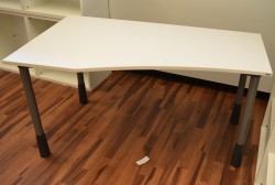 Kinnarps E-serie skrivebord i hvitt, 150x80cm, dybde 60cm på høyre side, pent brukt