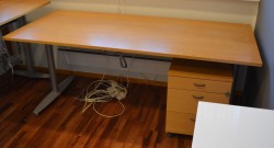 Kinnarps T-serie skrivebord i eik finer, 180x80cm, pent brukt
