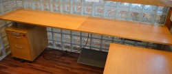 Kinnarps skrivebord med elektrisk hevsenk i eik, 260x60cm, pent brukt