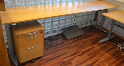 Kinnarps skrivebord med elektrisk hevsenk i eik, 260x60cm, pent brukt