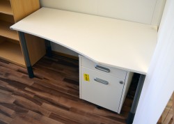 Kinnarps E-serie skrivebord i hvitt, 150x80cm, dybde 60cm på venstre side, pent brukt