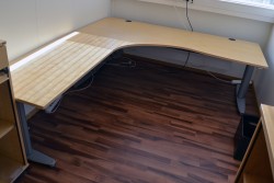 Kinnarps elektrisk hevsenk hjørneløsning skrivebord i bjerk, 200x220cm, sving på venstre side, T-serie, pent brukt