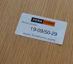 Konferansestol fra ForaForm, modell Next i lys blågrått stoff / eik rygg, krom understell, pent brukt, noe flekker i stoff