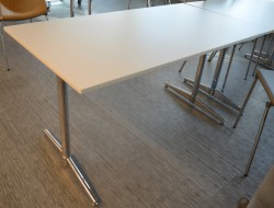 Kompakt møtebord / kantinebord / skrivebord i hvitt / krom, 140x75cm, passer 4 personer, pent brukt