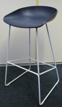 Barkrakk / barstol fra HAY, About a stool, sete i mørk blå, hvitt metallunderstell, sittehøyde 77cm, pent brukt