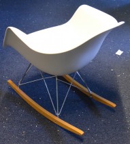Vitra RAR rocking chair i hvitt, design: Charles & Ray Eames, pent brukt