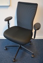 Vitra kontorstol med sete i sort / rygg i stripete stoff, pent brukt