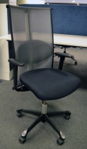 Håg H09, 9272 kontorstol / konferansestol i sort stoff / mesh-rygg, pent brukt med nytrukne armlener