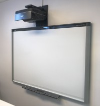 Smartboard 800 / SB885ix2-SMP, 200x135cm, komplett med short-throw prosjektor, pent brukt 2013-modell